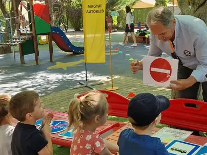 Gyerekek KRESZ-táblákat tanulnak játékos foglalkozáson