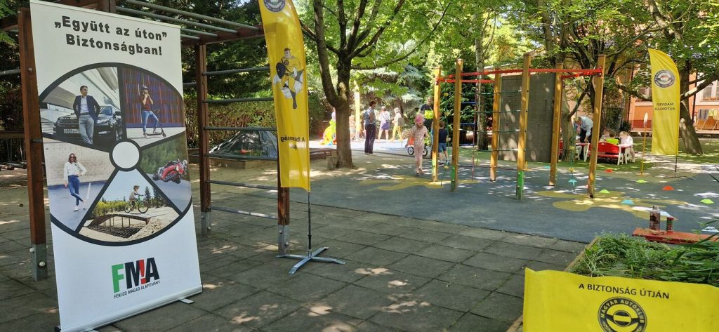 Gyerekek az alapítvány oktatójával a foglalkozáson